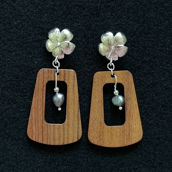 FINAL CLEARANCE NEW HANDMADE SILVER BLACK PEARL WOOD FLOWER STUD EARRINGS - Picture 4 of 7